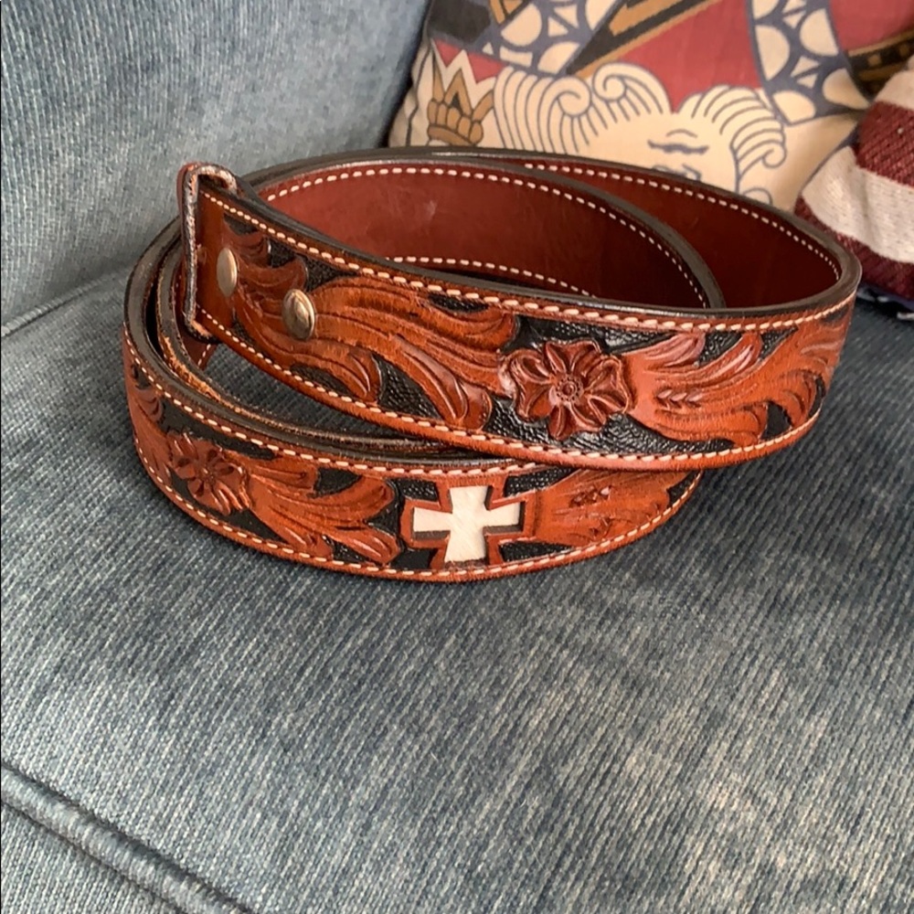 EUC Tooled Leather Western Belt w/Cowhide